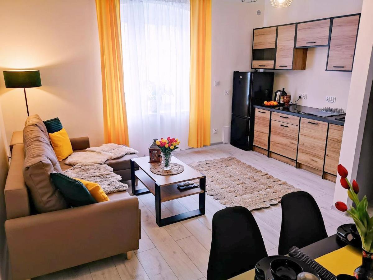 Apartament Celebrity Apartment เลชนา ภายนอก รูปภาพ